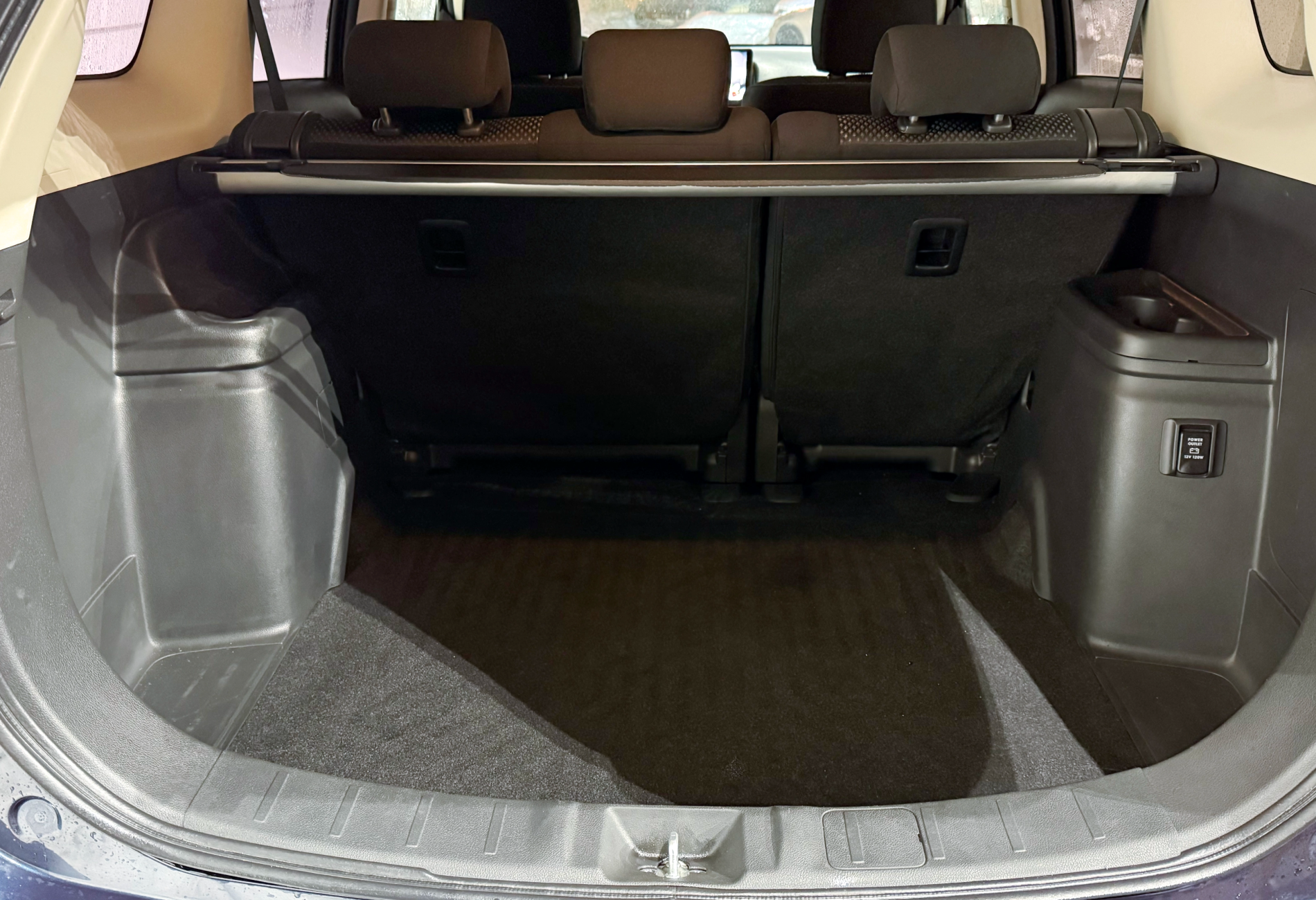 Аренда mitsubishi outlander комфорт класса 2018 года в городе Москва Войковская от 3200 руб./сутки, полный привод, двигатель: бензин, объем 2 литра, ОСАГО (Мультидрайв), без водителя, недорого, вид 4 - RentRide