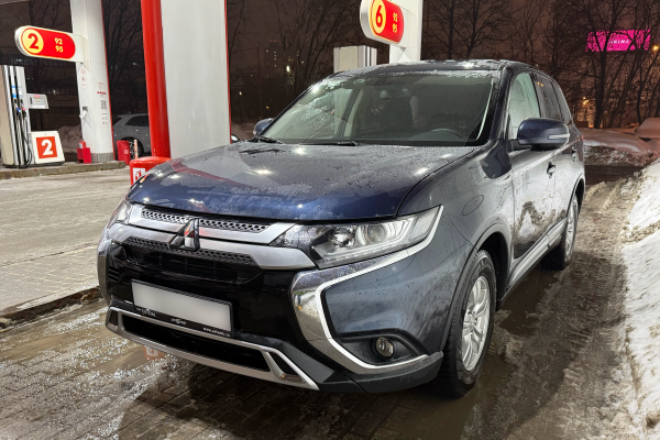 Прокат авто mitsubishi outlander комфорт класса 2018 года в городе Москва Войковская от 3200 руб./сутки, полный привод, двигатель: бензин, объем 2 литра, ОСАГО (Мультидрайв), без водителя, недорого - RentRide