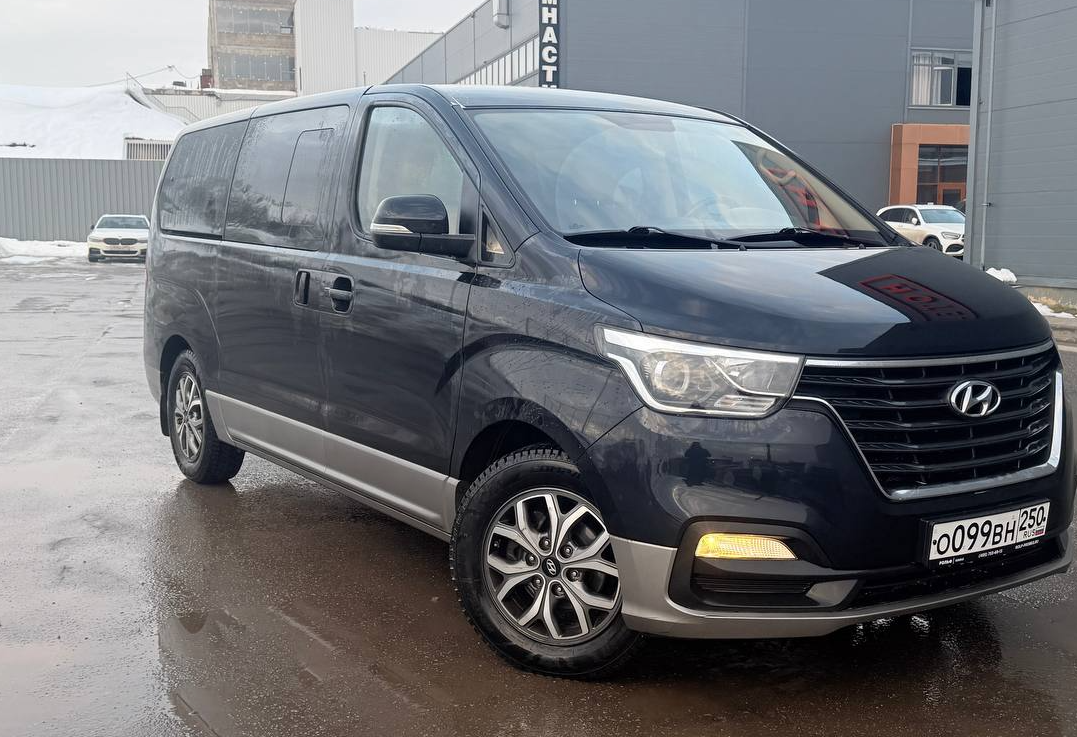 Аренда hyundai h-1 2021 года в городе Москва от 5600 руб./сутки, задний привод, двигатель: дизель, объем 2.5 литров, ОСАГО (Впишу в полис), без водителя, недорого, вид 2 - RentRide