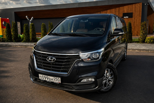 Прокат авто hyundai h-1 2021 года в городе Москва от 6000 руб./сутки, задний привод, двигатель: дизель, объем 2.5 литров, ОСАГО (Впишу в полис), без водителя, недорого - RentRide