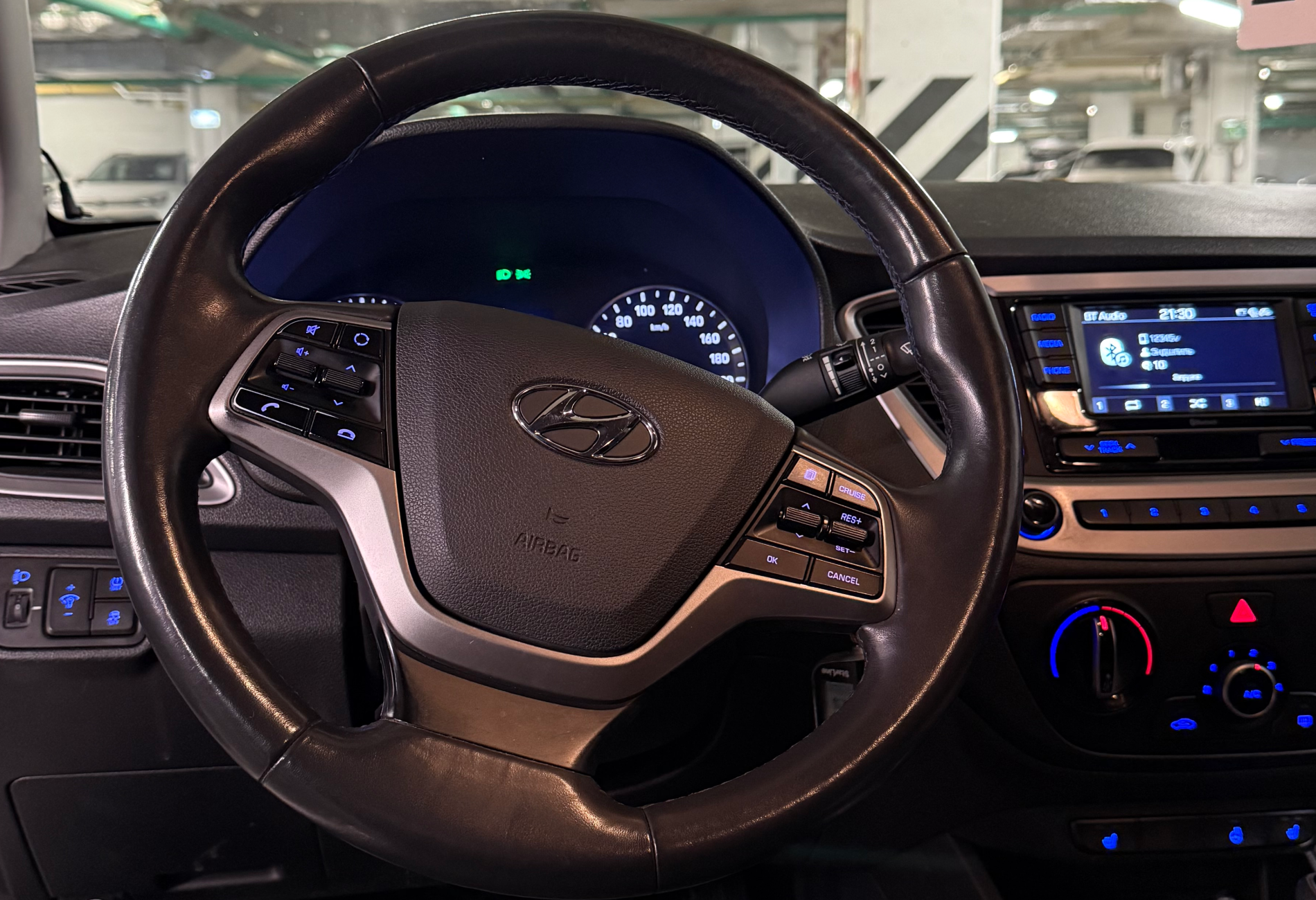 Аренда hyundai solaris эконом класса 2018 года в городе Москва Саларьево от 1900 руб./сутки, передний привод, двигатель: бензин, объем 1.6 литров, ОСАГО (Мультидрайв), без водителя, недорого, вид 4 - RentRide