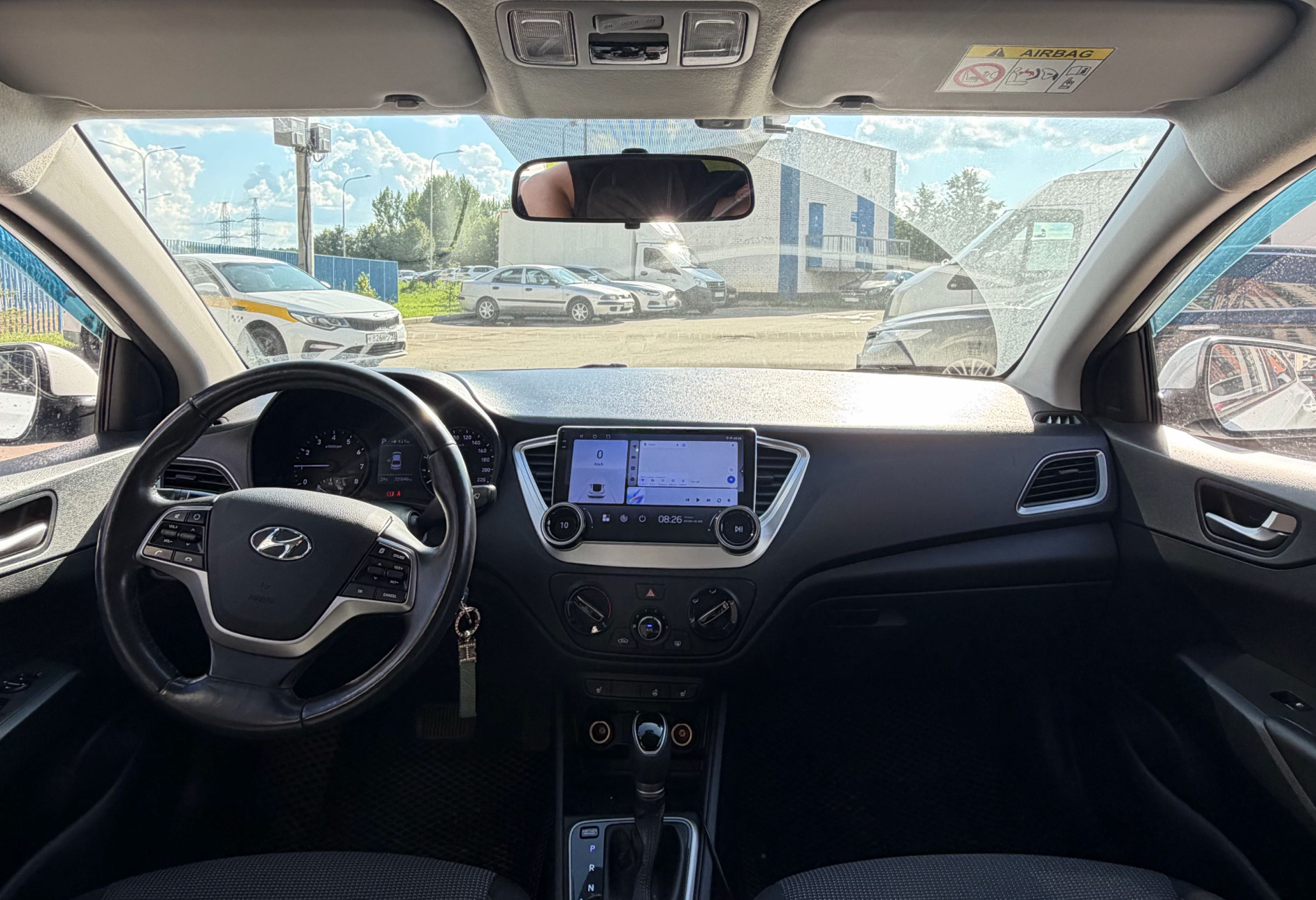 Аренда hyundai solaris эконом класса 2018 года в городе Москва Саларьево от 2350 руб./сутки, передний привод, двигатель: бензин, объем 1.6 литров, ОСАГО (Мультидрайв), без водителя, недорого, вид 3 - RentRide