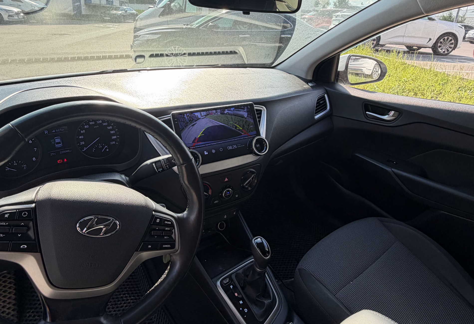 Аренда hyundai solaris эконом класса 2018 года в городе Москва Саларьево от 2350 руб./сутки, передний привод, двигатель: бензин, объем 1.6 литров, ОСАГО (Мультидрайв), без водителя, недорого, вид 2 - RentRide