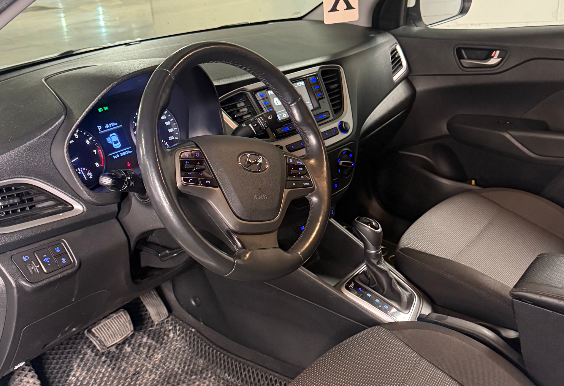 Аренда hyundai solaris эконом класса 2018 года в городе Москва Саларьево от 1900 руб./сутки, передний привод, двигатель: бензин, объем 1.6 литров, ОСАГО (Мультидрайв), без водителя, недорого, вид 3 - RentRide