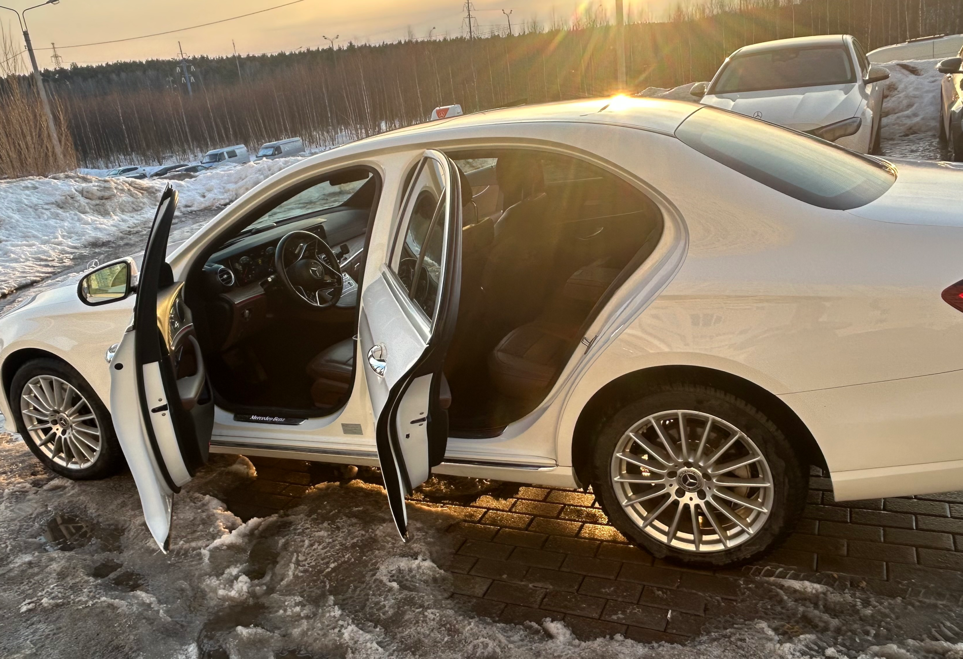 Аренда mercedes-benz e-klass бизнес класса 2021 года в городе Москва от 9600 руб./сутки, полный привод, двигатель: дизель, объем 2 литра, ОСАГО (Впишу в полис), без водителя, недорого, вид 3 - RentRide