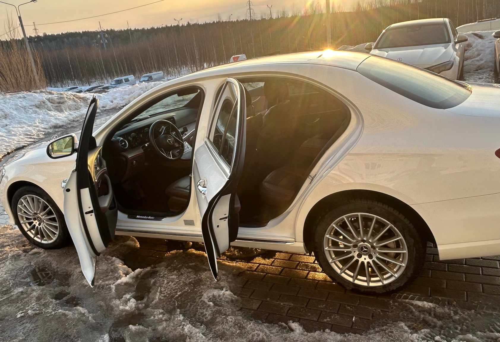 Аренда mercedes-benz e-klass 2021 года в городе Москва от 8000 руб./сутки, полный привод, двигатель: дизель, объем 2 литра, ОСАГО (Впишу в полис), без водителя, недорого, вид 5 - RentRide