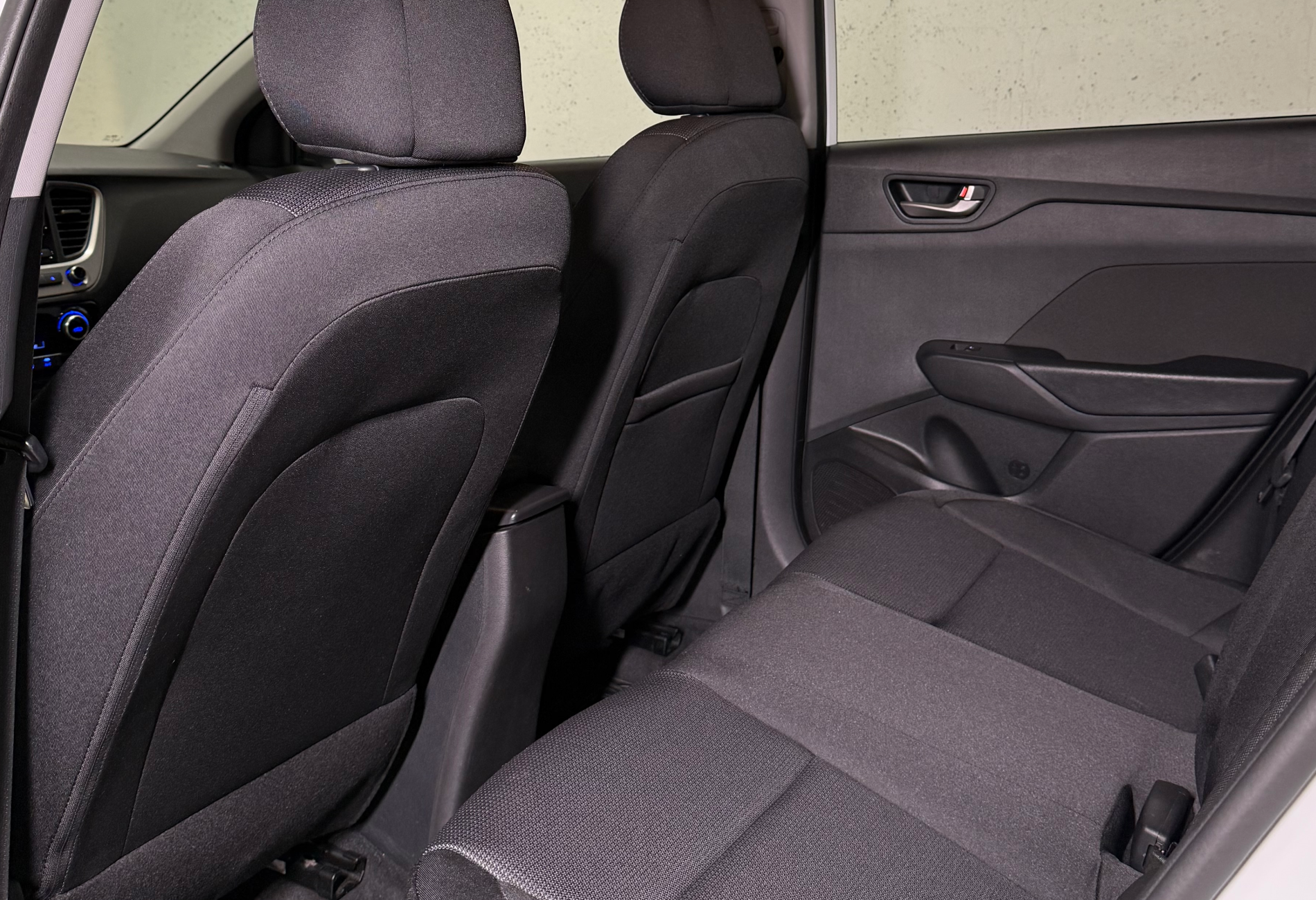 Аренда hyundai solaris эконом класса 2017 года в городе Москва Саларьево от 1900 руб./сутки, передний привод, двигатель: бензин, объем 1.6 литров, ОСАГО (Мультидрайв), без водителя, недорого, вид 5 - RentRide