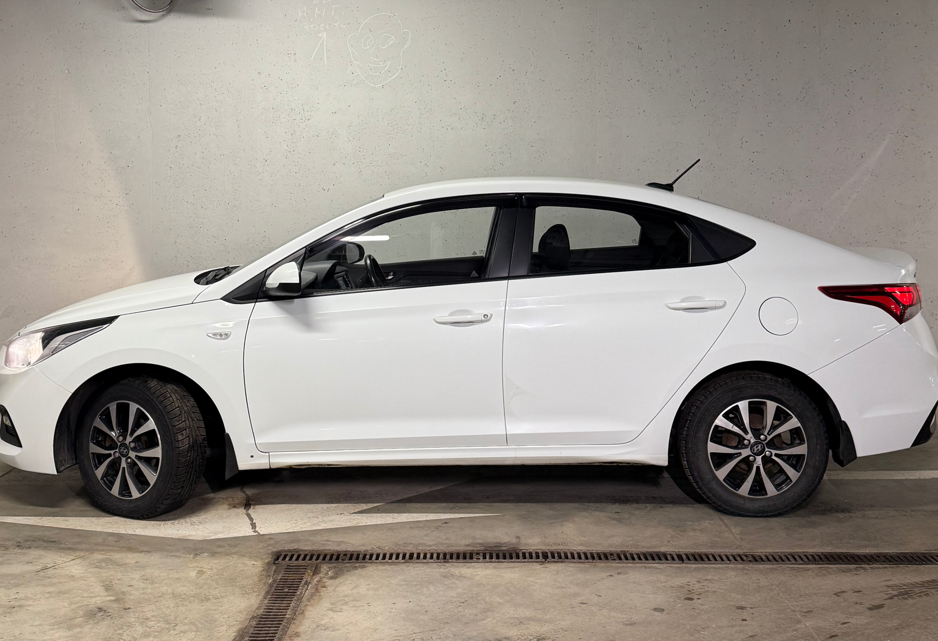 Аренда hyundai solaris эконом класса 2017 года в городе Москва Саларьево от 1900 руб./сутки, передний привод, двигатель: бензин, объем 1.6 литров, ОСАГО (Мультидрайв), без водителя, недорого, вид 3 - RentRide