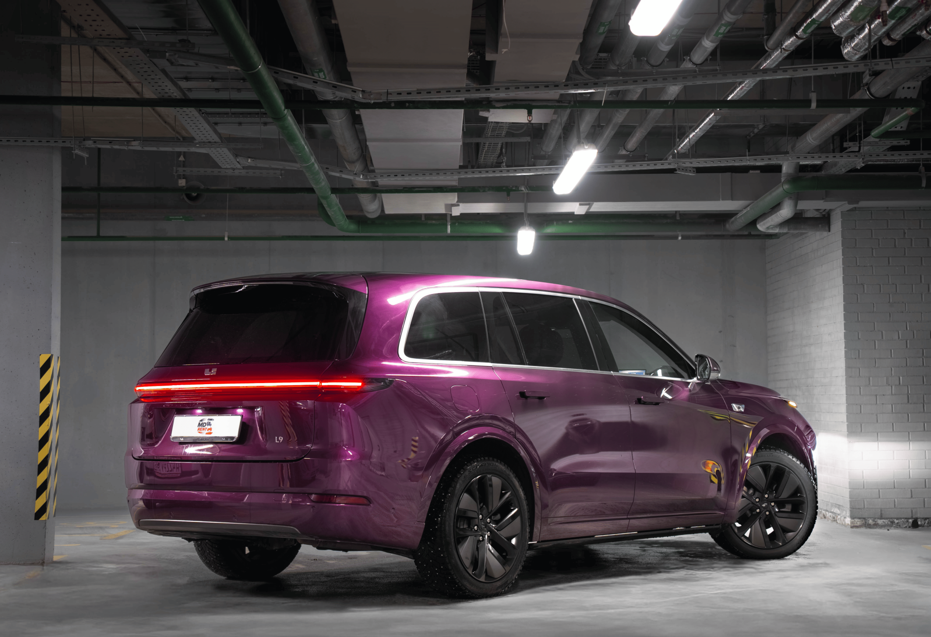 Аренда lixiang l9 премиум класса 2024 года в городе Москва Василеостровская от 17600 руб./сутки, полный привод, двигатель: гибрид, объем 1.5 литров, каско (Мультидрайв), ОСАГО (Мультидрайв), без водителя, недорого, вид 3 - RentRide