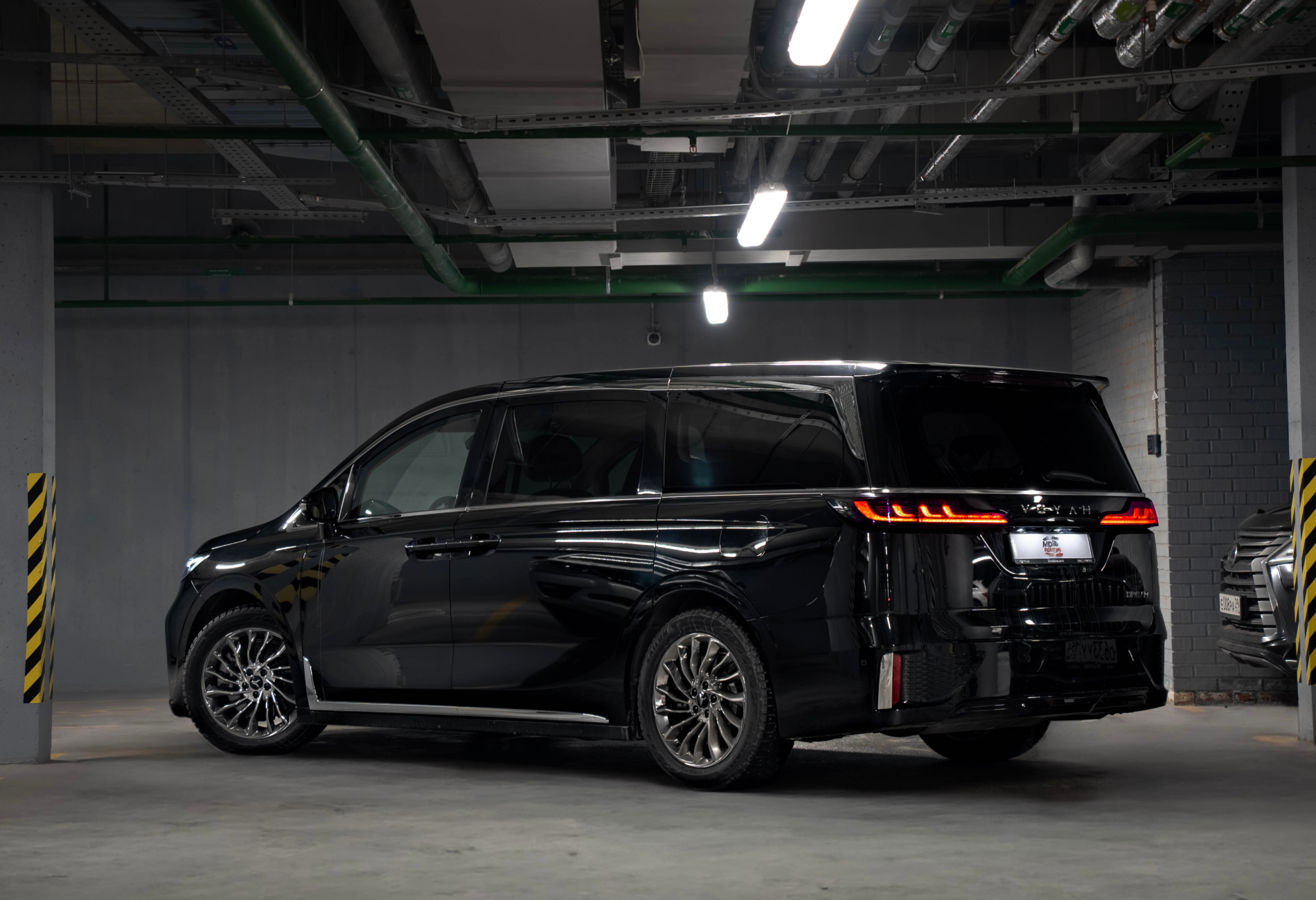 Аренда voyah dream 2024 года в городе Москва Василеостровская от 15200 руб./сутки, полный привод, двигатель: гибрид, объем 1.5 литров, каско (Мультидрайв), ОСАГО (Мультидрайв), без водителя, недорого, вид 4 - RentRide