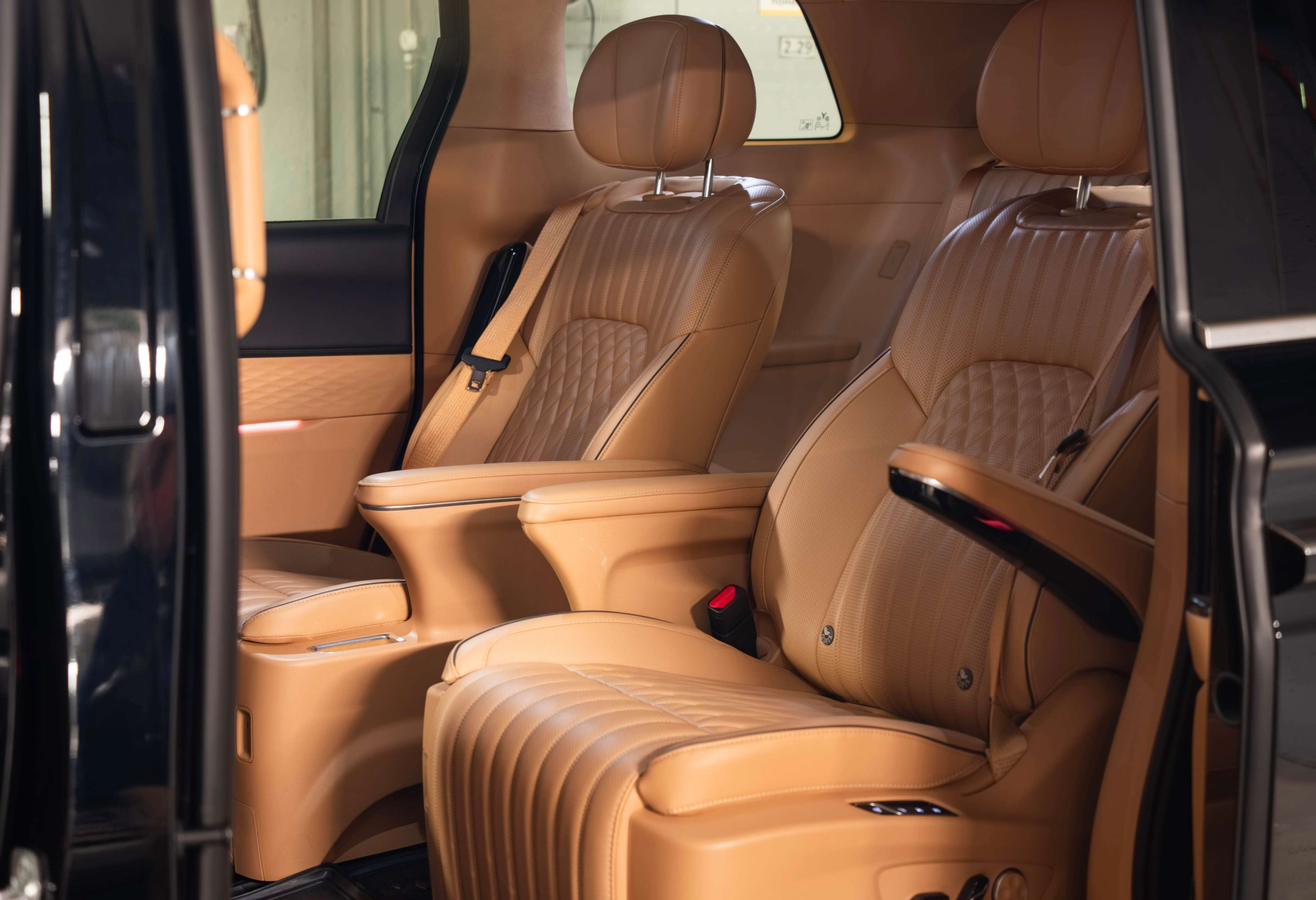 Аренда voyah dream 2024 года в городе Москва Василеостровская от 15200 руб./сутки, полный привод, двигатель: гибрид, объем 1.5 литров, каско (Мультидрайв), ОСАГО (Мультидрайв), без водителя, недорого, вид 9 - RentRide