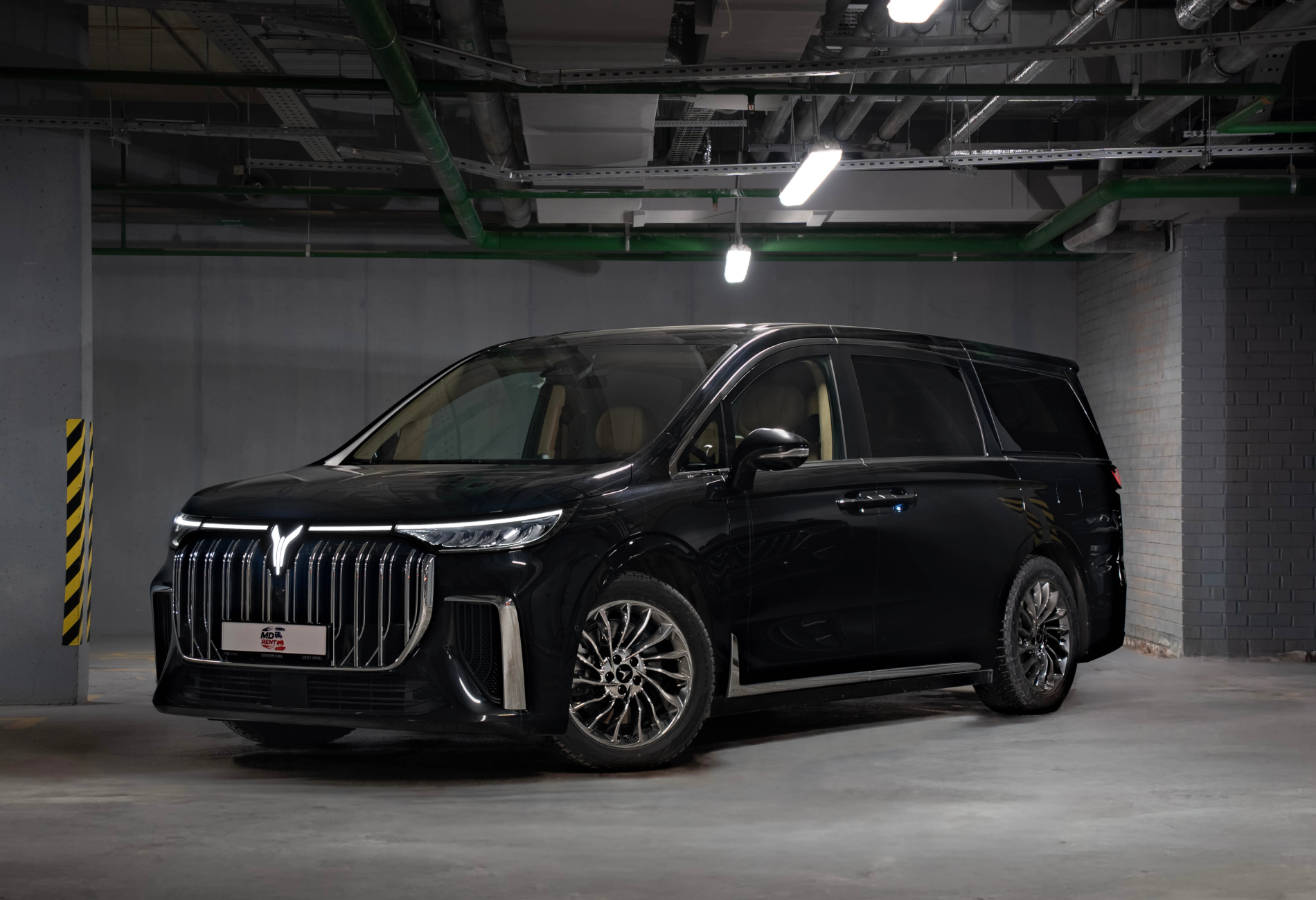 Аренда voyah dream 2024 года в городе Москва Василеостровская от 15200 руб./сутки, полный привод, двигатель: гибрид, объем 1.5 литров, каско (Мультидрайв), ОСАГО (Мультидрайв), без водителя, недорого - RentRide