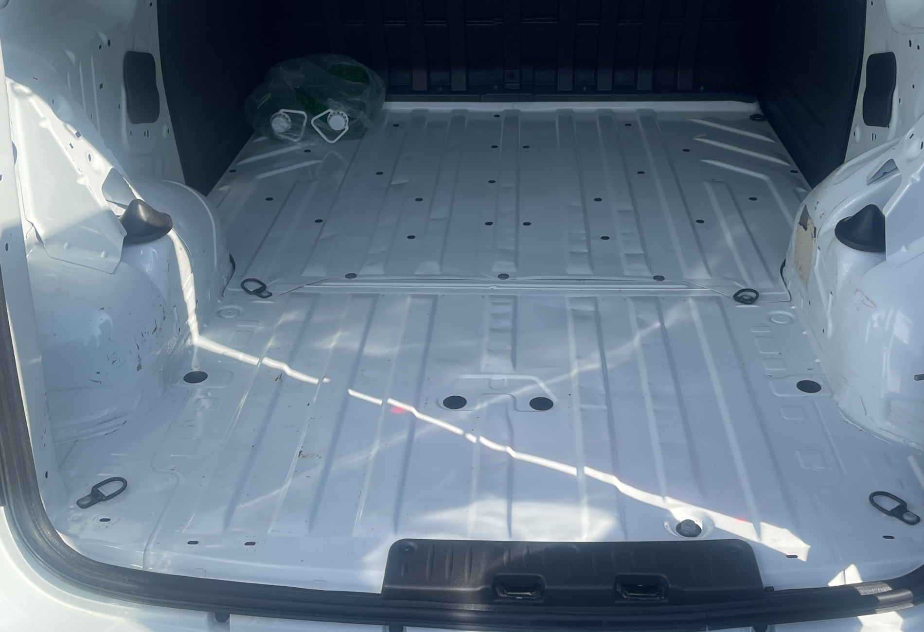 Аренда lada largus-furgon эконом класса 2021 года в городе Москва Кутузовская от 1900 руб./сутки, передний привод, двигатель: бензин, объем 1.6 литров, ОСАГО (Мультидрайв), без водителя, недорого, вид 4 - RentRide