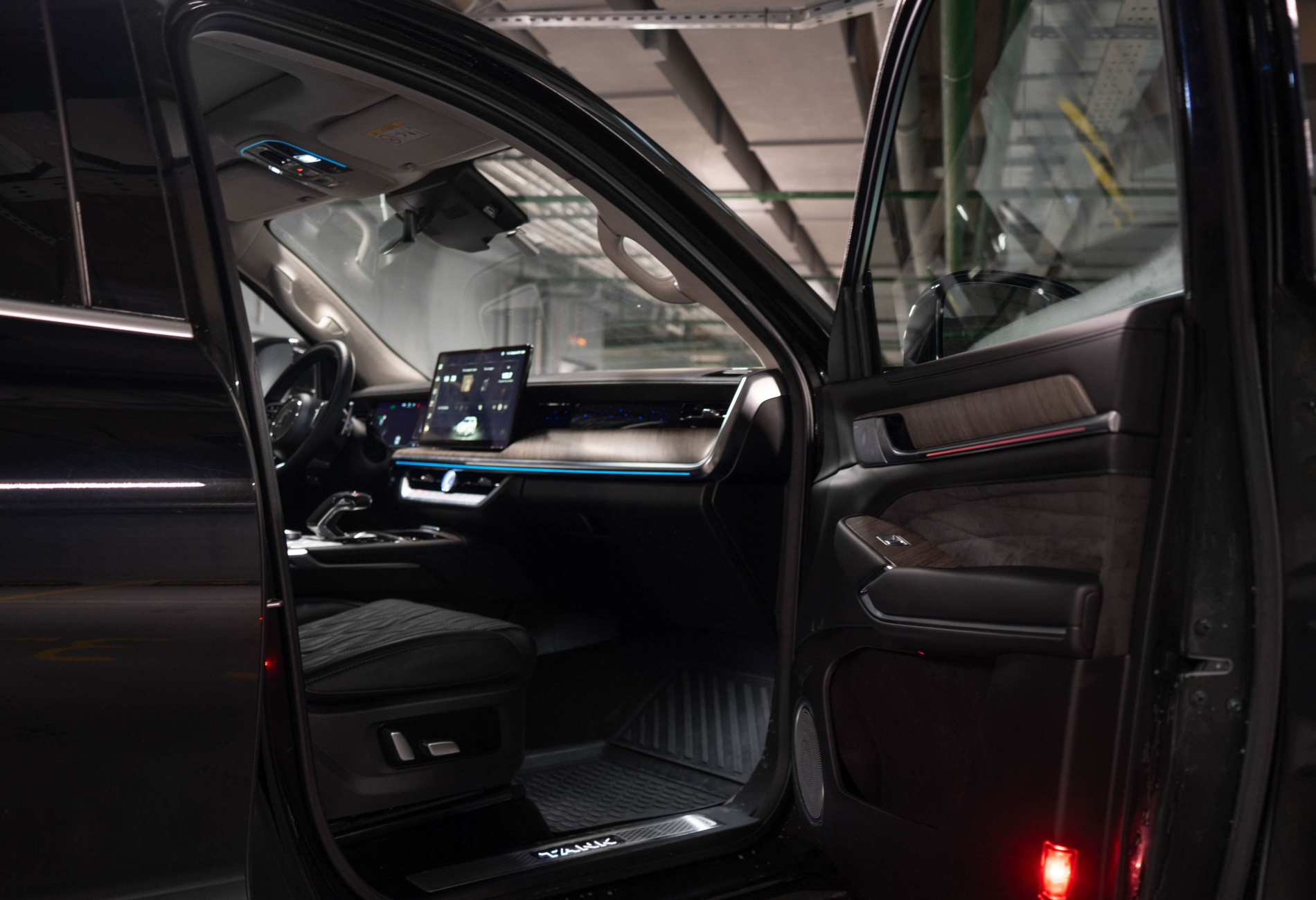 Аренда tank 500 премиум класса 2024 года в городе Москва Василеостровская от 14400 руб./сутки, полный привод, двигатель: бензин, объем 3 литра, каско (Мультидрайв), ОСАГО (Мультидрайв), без водителя, недорого, вид 5 - RentRide