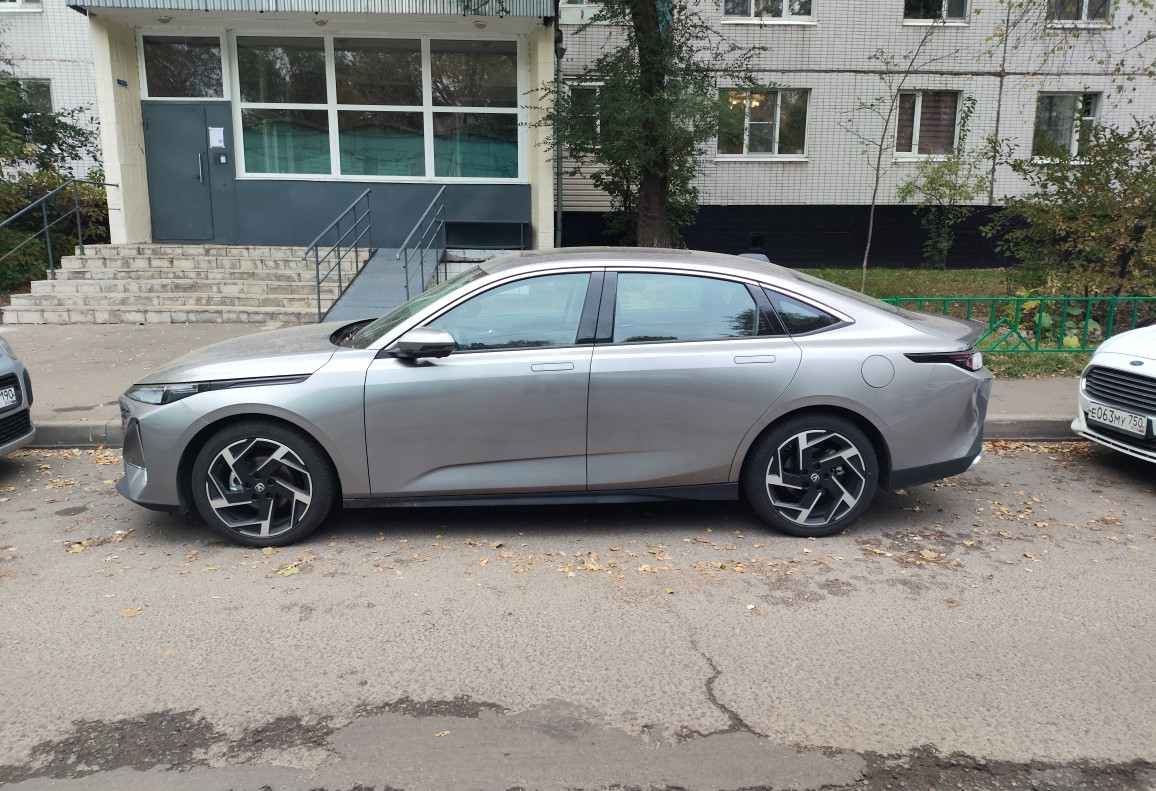 Аренда changan lamore комфорт класса 2024 года в городе Москва от 4640 руб./сутки, передний привод, двигатель: бензин, объем 1500 литров, ОСАГО (Впишу в полис), без водителя, недорого, вид 2 - RentRide