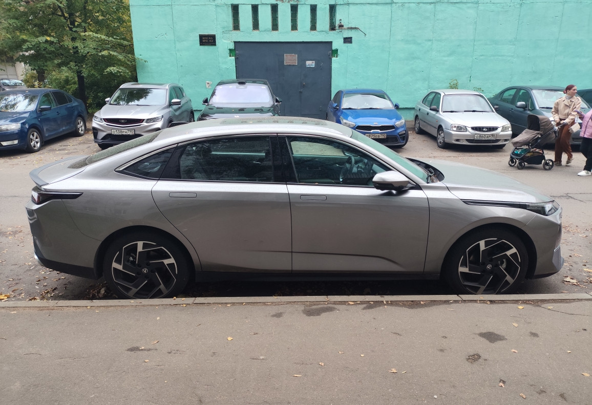 Аренда changan lamore комфорт класса 2024 года в городе Москва от 4640 руб./сутки, передний привод, двигатель: бензин, объем 1500 литров, ОСАГО (Впишу в полис), без водителя, недорого, вид 3 - RentRide