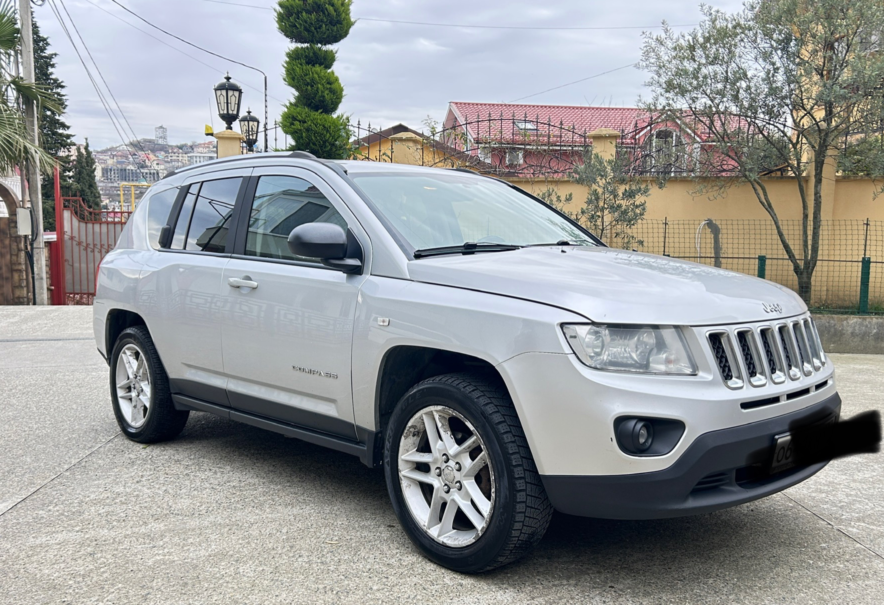 Аренда jeep compass комфорт класса 2012 года в городе Москва от 2000 руб./сутки, передний привод, двигатель: бензин, объем 2.4 литра, каско (Мультидрайв), ОСАГО (Мультидрайв), без водителя, недорого - RentRide