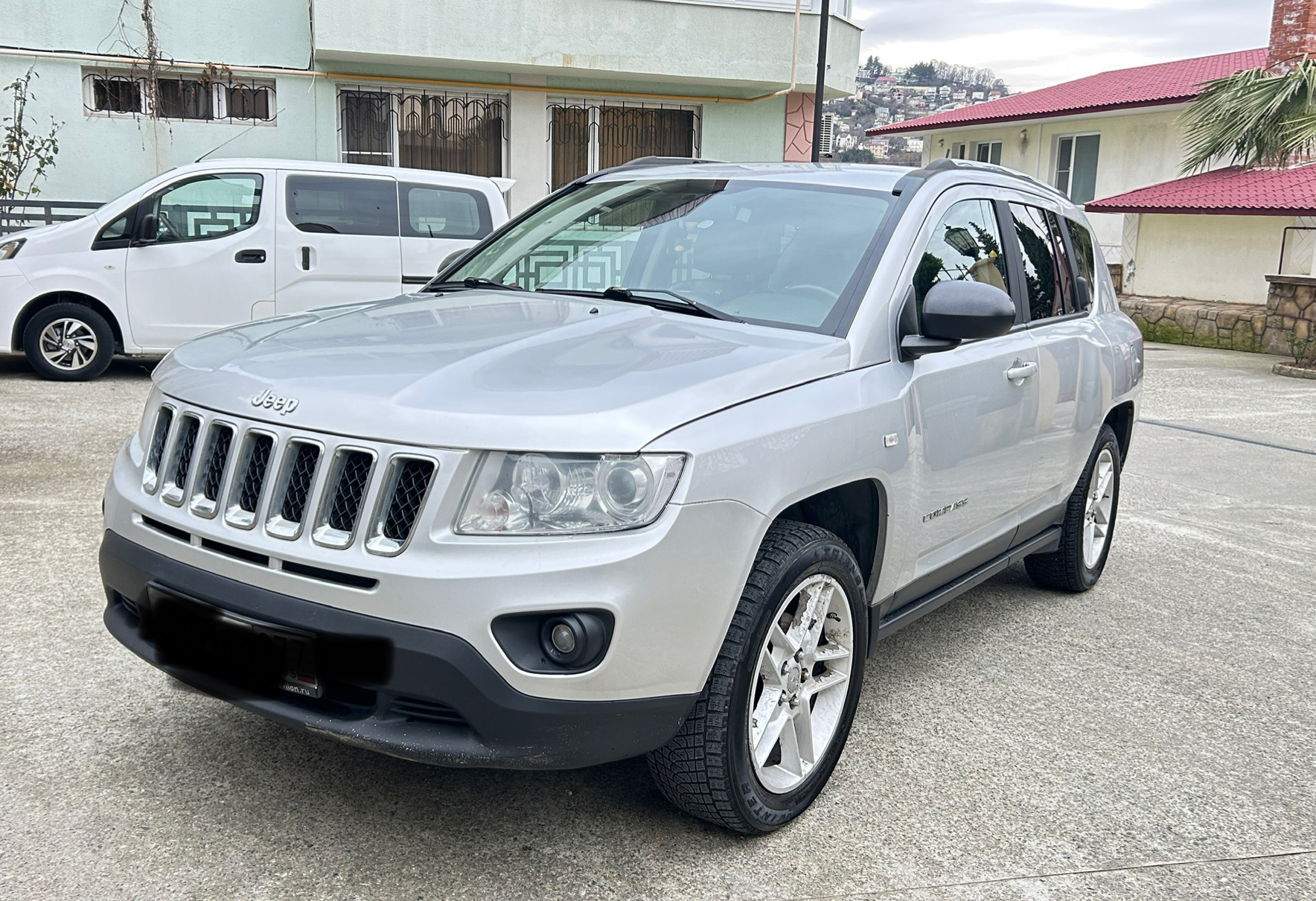 Аренда jeep compass комфорт класса 2012 года в городе Москва от 2000 руб./сутки, передний привод, двигатель: бензин, объем 2.4 литра, каско (Мультидрайв), ОСАГО (Мультидрайв), без водителя, недорого, вид 2 - RentRide