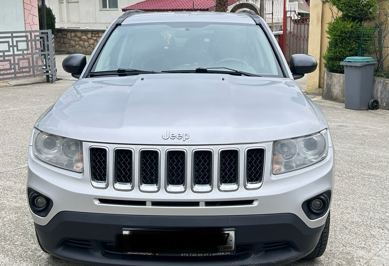 Аренда jeep compass комфорт класса 2012 года в городе Москва от 2000 руб./сутки, передний привод, двигатель: бензин, объем 2.4 литра, каско (Мультидрайв), ОСАГО (Мультидрайв), без водителя, недорого, вид 4 - RentRide
