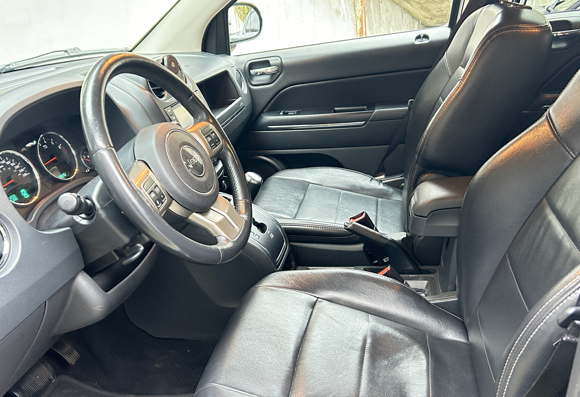 Аренда jeep compass комфорт класса 2012 года в городе Москва от 2000 руб./сутки, передний привод, двигатель: бензин, объем 2.4 литра, каско (Мультидрайв), ОСАГО (Мультидрайв), без водителя, недорого, вид 8 - RentRide