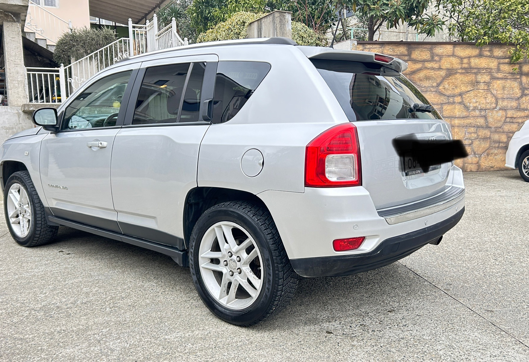 Аренда jeep compass комфорт класса 2012 года в городе Москва от 2000 руб./сутки, передний привод, двигатель: бензин, объем 2.4 литра, каско (Мультидрайв), ОСАГО (Мультидрайв), без водителя, недорого, вид 3 - RentRide