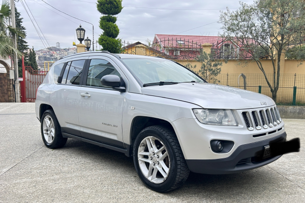 Прокат авто jeep compass комфорт класса 2012 года в городе Сочи от 2000 руб./сутки, передний привод, двигатель: бензин, объем 2.4 литра, каско (Мультидрайв), ОСАГО (Мультидрайв), без водителя, недорого - RentRide