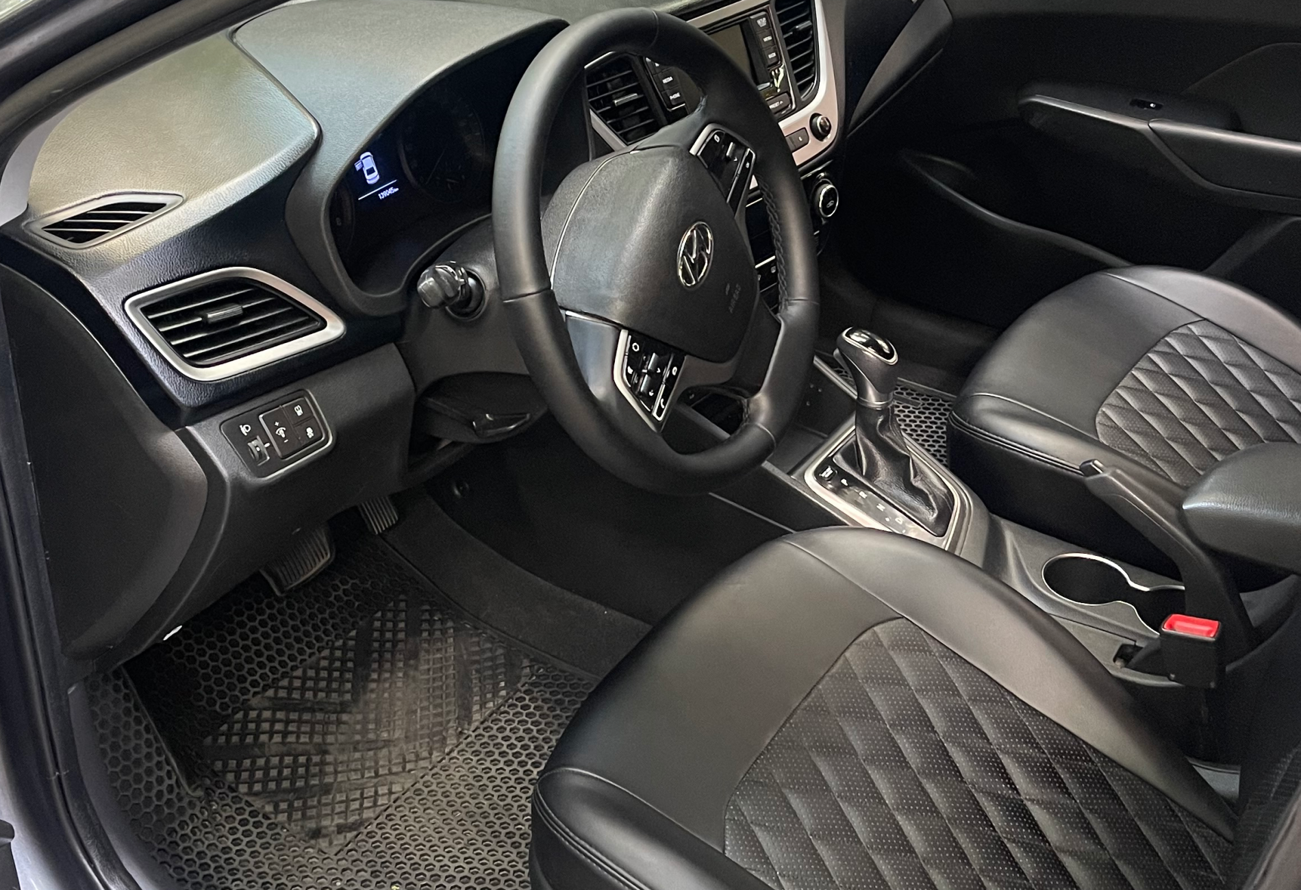 Аренда hyundai solaris эконом класса 2018 года в городе Москва от 1900 руб./сутки, передний привод, двигатель: бензин, объем 1.6 литров, ОСАГО (Мультидрайв), без водителя, недорого, вид 3 - RentRide