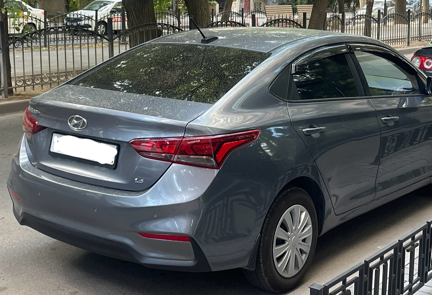 Аренда hyundai solaris эконом класса 2018 года в городе Москва от 1900 руб./сутки, передний привод, двигатель: бензин, объем 1.6 литров, ОСАГО (Мультидрайв), без водителя, недорого, вид 2 - RentRide