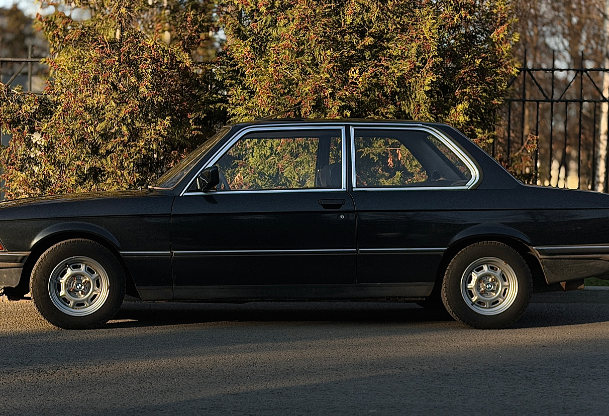 Аренда bmw 3-serii 1982 года в городе Москва от 9592 руб./сутки, задний привод, двигатель: бензин, объем 1.5 литров, ОСАГО (Впишу в полис), без водителя, недорого, вид 3 - RentRide