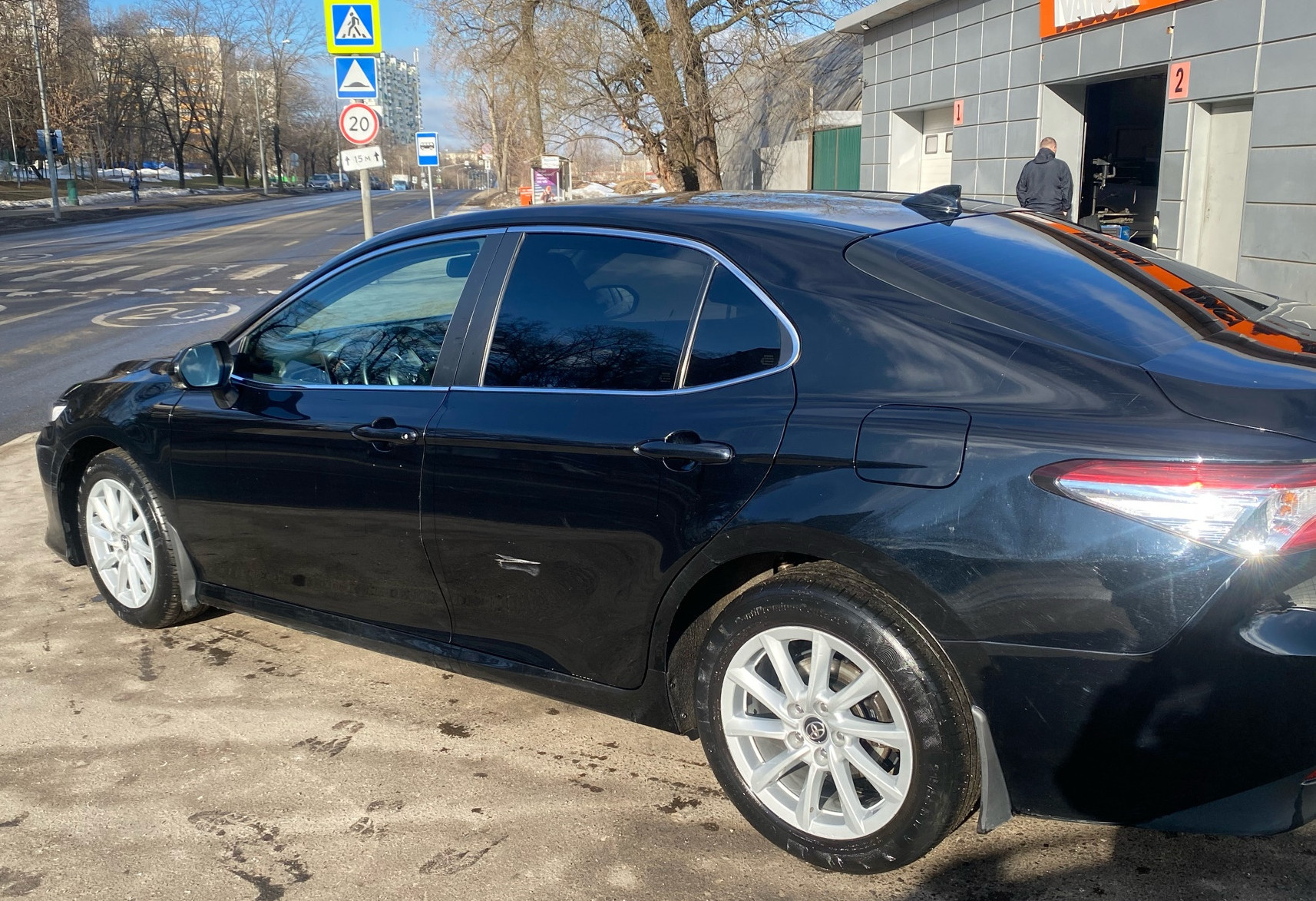 Аренда toyota camry комфорт класса 2021 года в городе Москва Давыдково от 4800 руб./сутки, передний привод, двигатель: бензин, объем 2 литра, ОСАГО (Впишу в полис), без водителя, недорого, вид 2 - RentRide