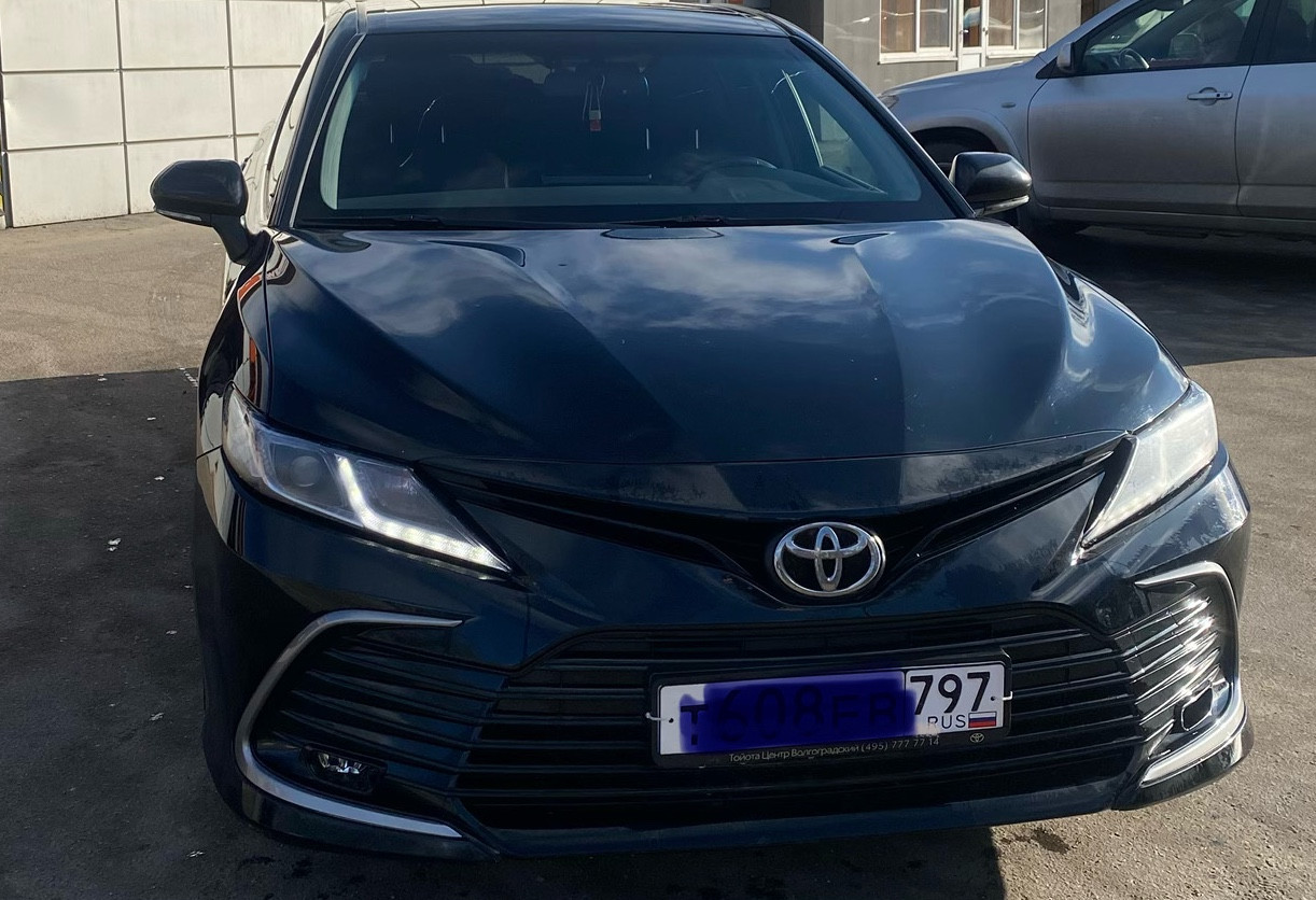 Аренда toyota camry комфорт класса 2021 года в городе Москва Давыдково от 4800 руб./сутки, передний привод, двигатель: бензин, объем 2 литра, ОСАГО (Впишу в полис), без водителя, недорого - RentRide