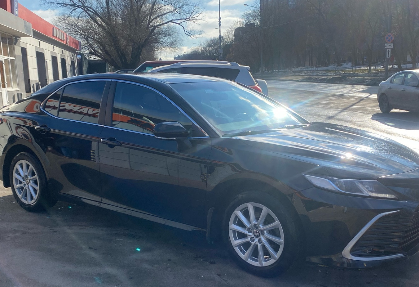 Аренда toyota camry комфорт класса 2021 года в городе Москва Давыдково от 4800 руб./сутки, передний привод, двигатель: бензин, объем 2 литра, ОСАГО (Впишу в полис), без водителя, недорого, вид 3 - RentRide