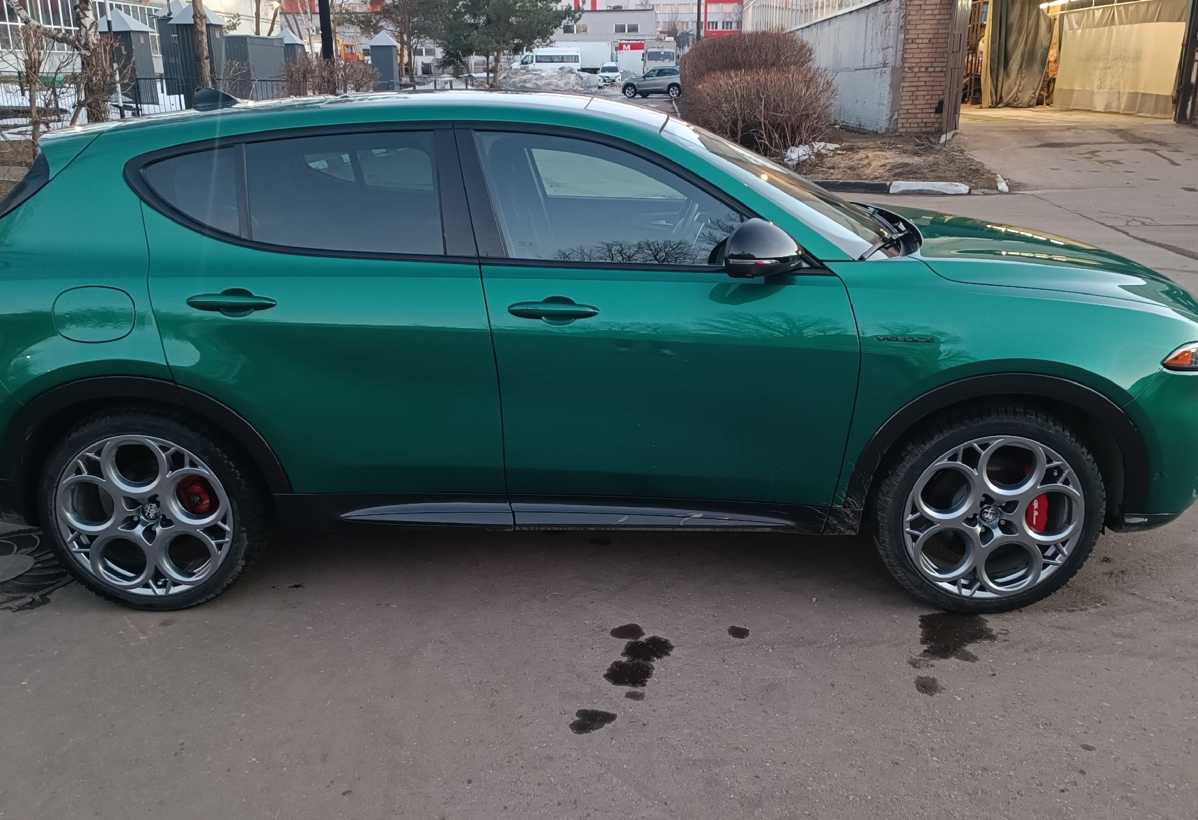 Аренда alfa-romeo tonale бизнес класса 2023 года в городе Москва Ленинский проспект от 15920 руб./сутки, полный привод, двигатель: гибрид, объем 1300 литров, ОСАГО (Впишу в полис), без водителя, недорого, вид 4 - RentRide