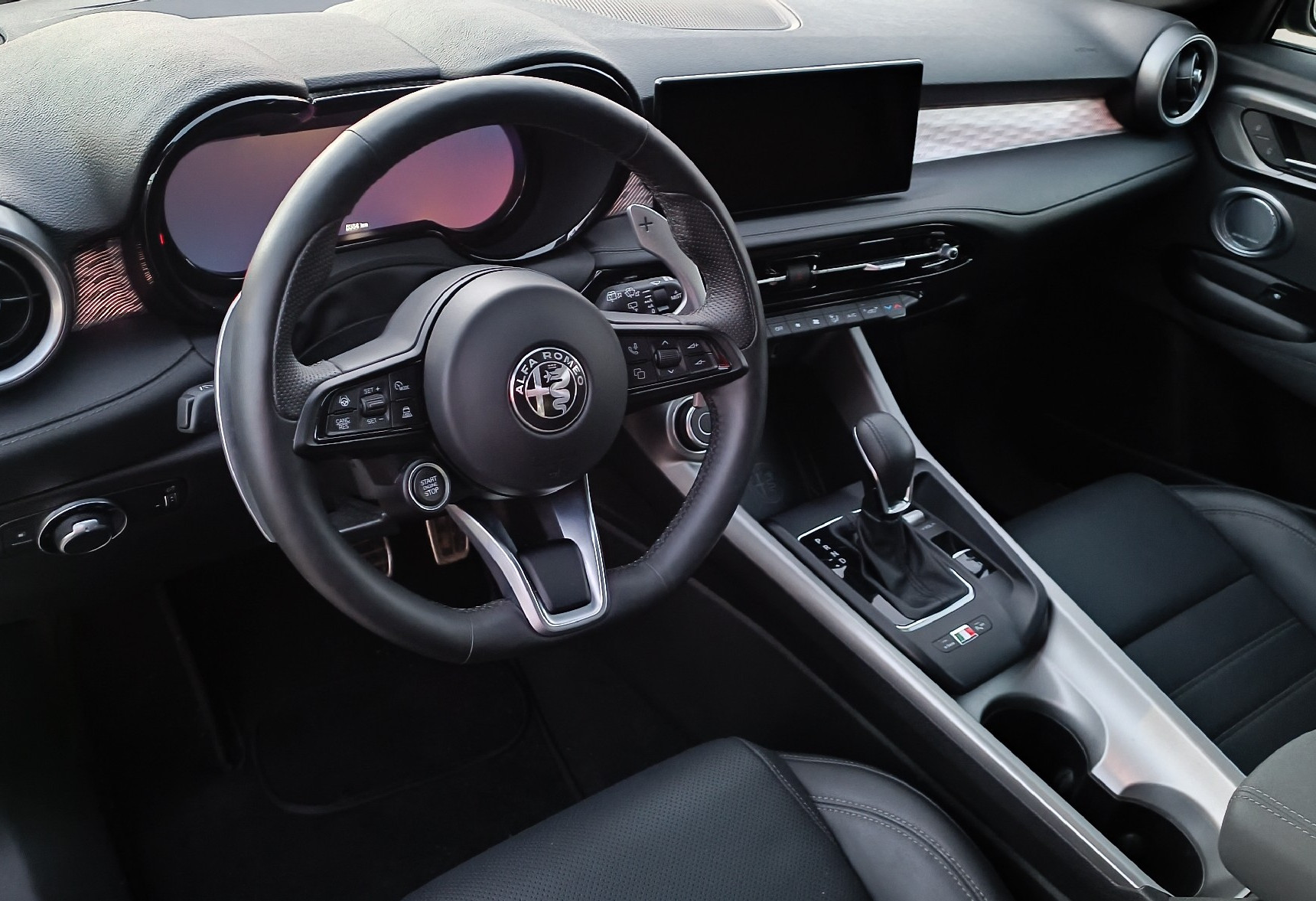 Аренда alfa-romeo tonale бизнес класса 2023 года в городе Москва Ленинский проспект от 15920 руб./сутки, полный привод, двигатель: гибрид, объем 1300 литров, ОСАГО (Впишу в полис), без водителя, недорого, вид 6 - RentRide