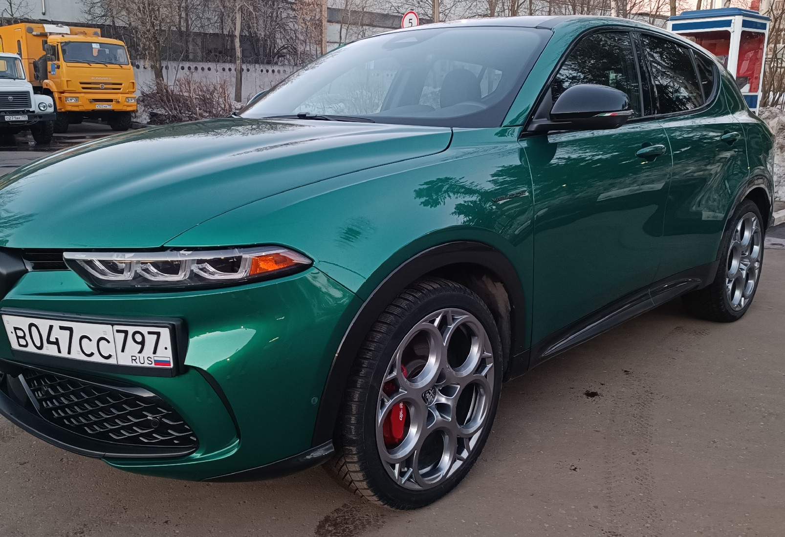 Аренда alfa-romeo tonale бизнес класса 2023 года в городе Москва Ленинский проспект от 15920 руб./сутки, полный привод, двигатель: гибрид, объем 1300 литров, ОСАГО (Впишу в полис), без водителя, недорого, вид 2 - RentRide