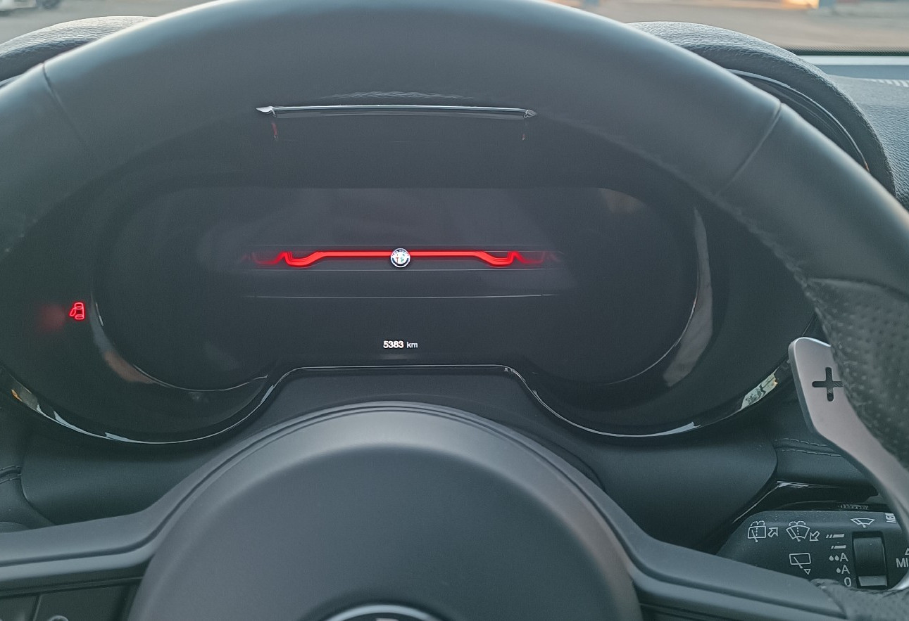 Аренда alfa-romeo tonale бизнес класса 2023 года в городе Москва Ленинский проспект от 15920 руб./сутки, полный привод, двигатель: гибрид, объем 1300 литров, ОСАГО (Впишу в полис), без водителя, недорого, вид 8 - RentRide