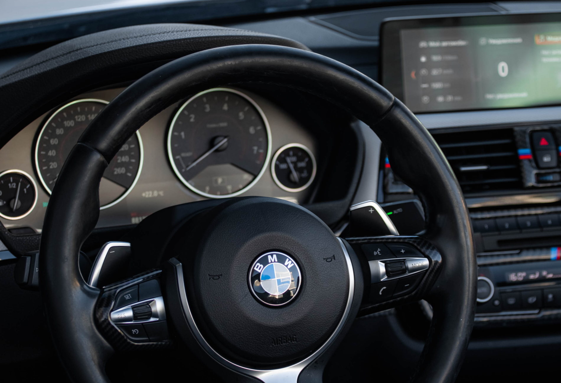 Аренда bmw 4-serii бизнес класса 2017 года в городе Москва от 8800 руб./сутки, задний привод, двигатель: бензин, объем 2 литра, ОСАГО (Мультидрайв), без водителя, недорого, вид 3 - RentRide