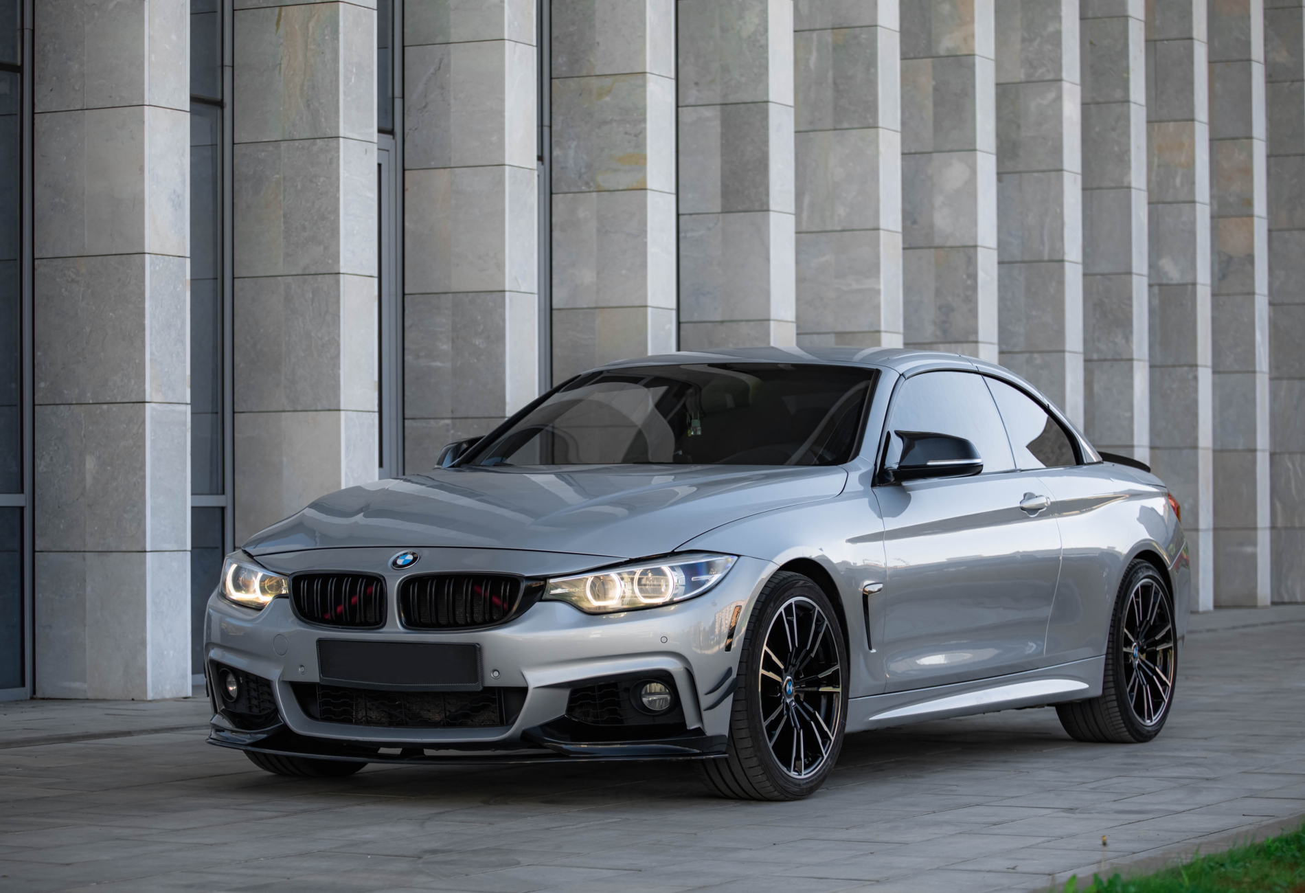 Аренда bmw 4-serii бизнес класса 2017 года в городе Москва от 8800 руб./сутки, задний привод, двигатель: бензин, объем 2 литра, ОСАГО (Мультидрайв), без водителя, недорого - RentRide