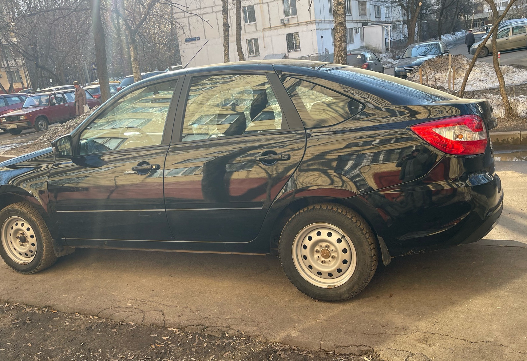 Аренда lada granta эконом класса 2024 года в городе Москва Октябрьское поле от 1700 руб./сутки, передний привод, двигатель: бензин, объем 1.6 литров, ОСАГО (Впишу в полис), без водителя, недорого, вид 2 - RentRide