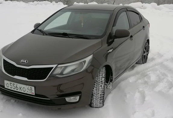 Аренда kia rio эконом класса 2015 года в городе Москва от 2400 руб./сутки, передний привод, двигатель: бензин, объем 1.6 литров, ОСАГО (Впишу в полис), без водителя, недорого - RentRide