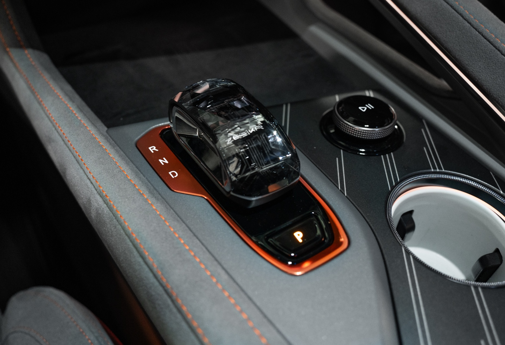 Аренда zeekr 001 премиум класса 2024 года в городе Москва Василеостровская от 15200 руб./сутки, полный привод, объем 2 литра, каско (Мультидрайв), ОСАГО (Мультидрайв), без водителя, недорого, вид 14 - RentRide