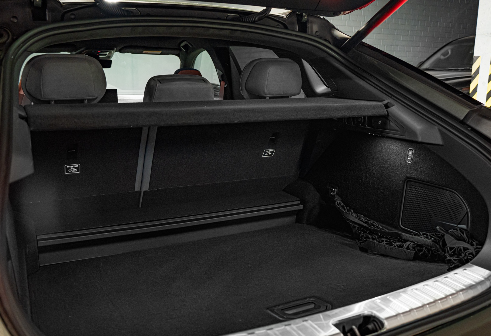 Аренда zeekr 001 премиум класса 2024 года в городе Москва Василеостровская от 15200 руб./сутки, полный привод, объем 2 литра, каско (Мультидрайв), ОСАГО (Мультидрайв), без водителя, недорого, вид 11 - RentRide