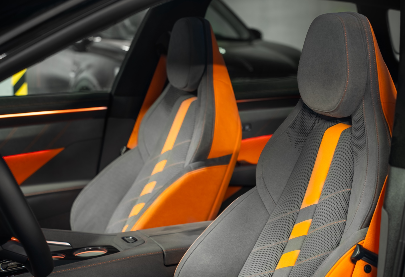 Аренда zeekr 001 премиум класса 2024 года в городе Москва Василеостровская от 15200 руб./сутки, полный привод, объем 2 литра, каско (Мультидрайв), ОСАГО (Мультидрайв), без водителя, недорого, вид 15 - RentRide