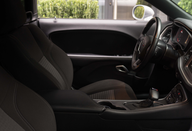 Аренда dodge challenger бизнес класса 2022 года в городе Москва от 12800 руб./сутки, задний привод, двигатель: бензин, объем 3.6 литров, ОСАГО (Мультидрайв), без водителя, недорого, вид 2 - RentRide