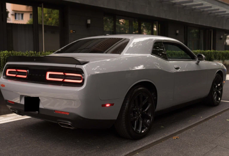 Аренда dodge challenger бизнес класса 2022 года в городе Москва от 12800 руб./сутки, задний привод, двигатель: бензин, объем 3.6 литров, ОСАГО (Мультидрайв), без водителя, недорого, вид 3 - RentRide