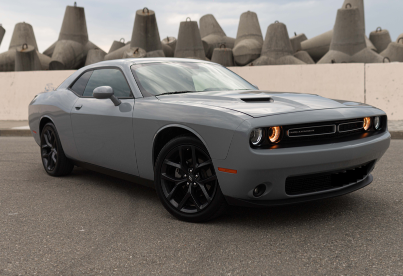 Аренда dodge challenger бизнес класса 2022 года в городе Москва от 12800 руб./сутки, задний привод, двигатель: бензин, объем 3.6 литров, ОСАГО (Мультидрайв), без водителя, недорого - RentRide