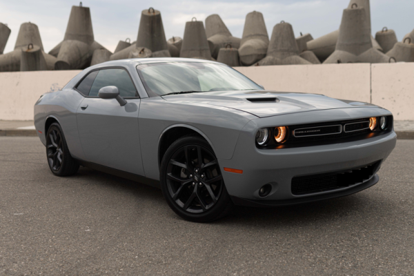 Прокат авто dodge challenger бизнес класса 2022 года в городе Москва от 12800 руб./сутки, задний привод, двигатель: бензин, объем 3.6 литров, ОСАГО (Мультидрайв), без водителя, недорого - RentRide