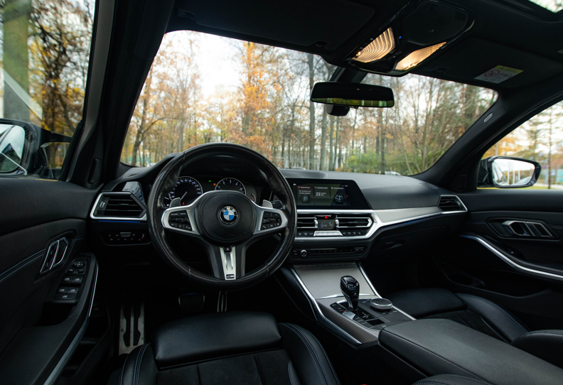 Аренда bmw 3-serii бизнес класса 2019 года в городе Москва от 10000 руб./сутки, задний привод, двигатель: бензин, объем 2 литра, ОСАГО (Мультидрайв), без водителя, недорого, вид 2 - RentRide