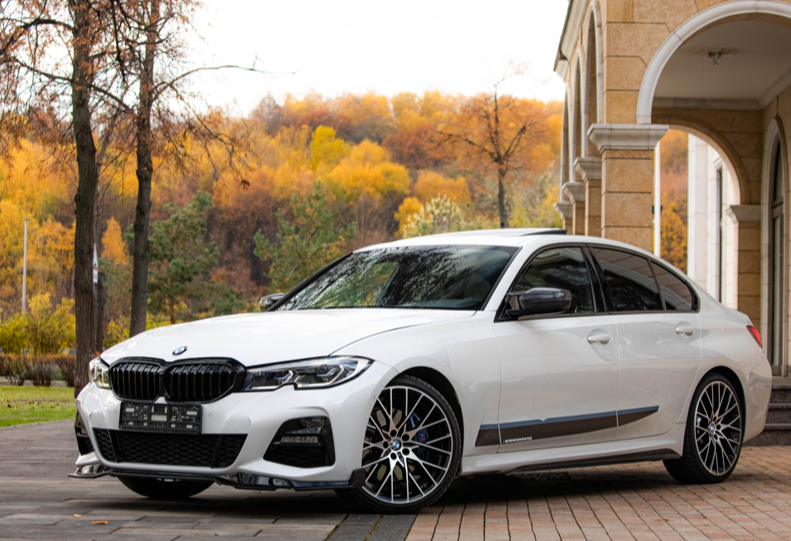 Аренда bmw 3-serii бизнес класса 2019 года в городе Москва от 10000 руб./сутки, задний привод, двигатель: бензин, объем 2 литра, ОСАГО (Мультидрайв), без водителя, недорого - RentRide