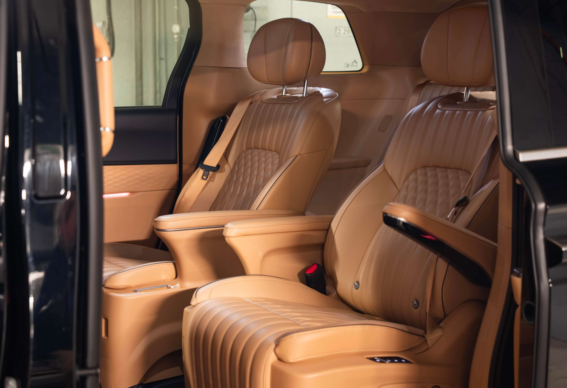 Аренда voyah dream 2024 года в городе Москва Водный стадион от 15200 руб./сутки, полный привод, двигатель: гибрид, объем 1.5 литров, каско (Мультидрайв), ОСАГО (Мультидрайв), без водителя, недорого, вид 9 - RentRide